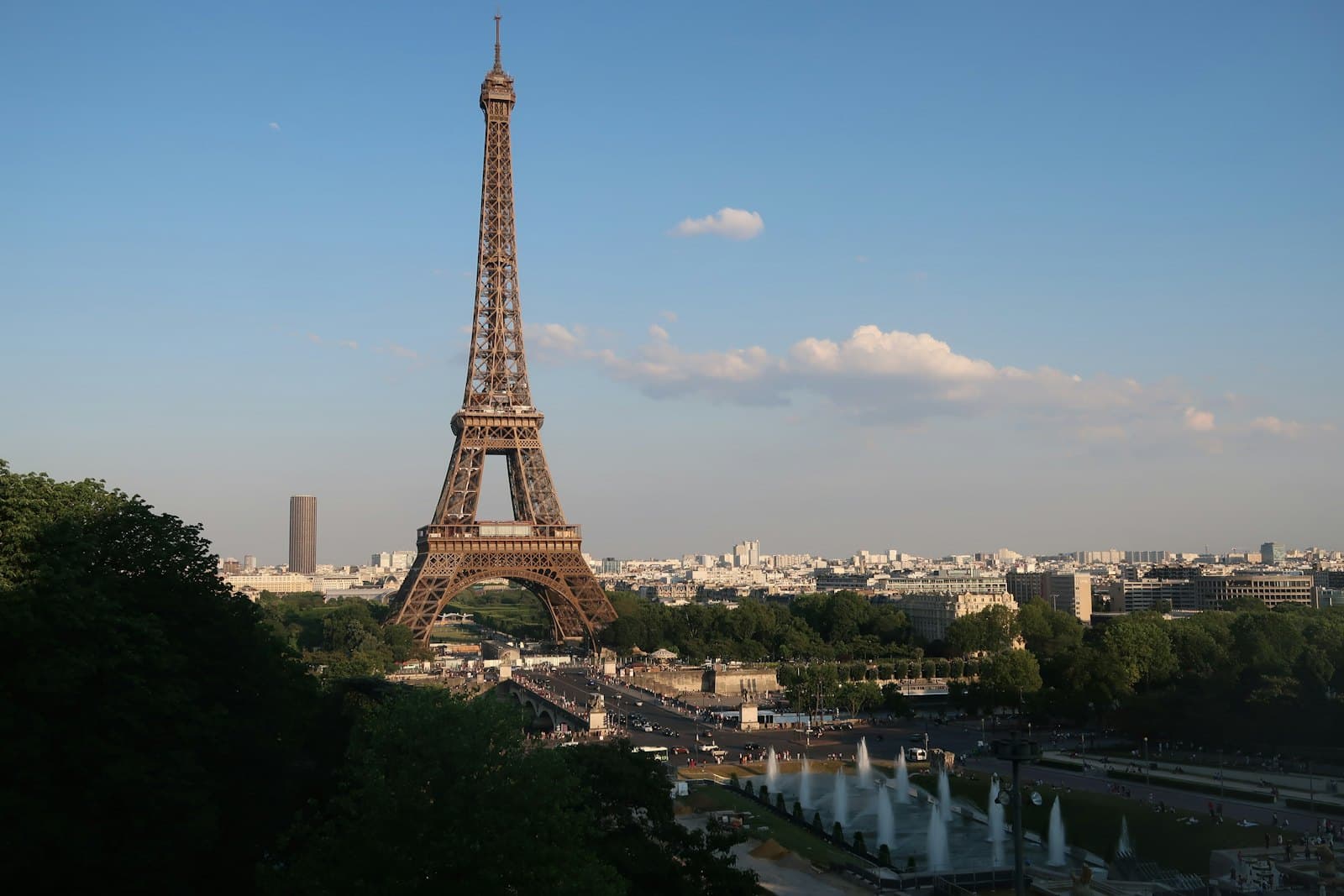 La tour Eiffel au lever du jour