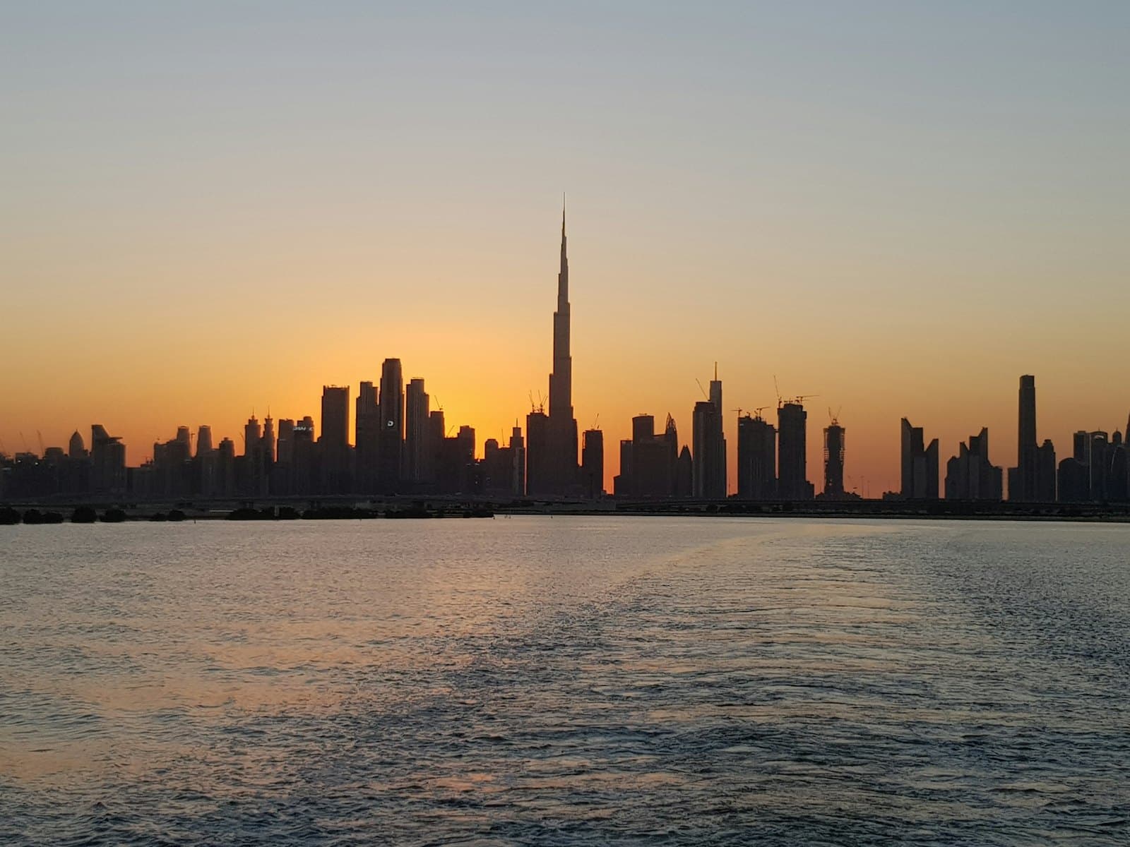 Les gratte-ciel de Dubaï au coucher du soleil