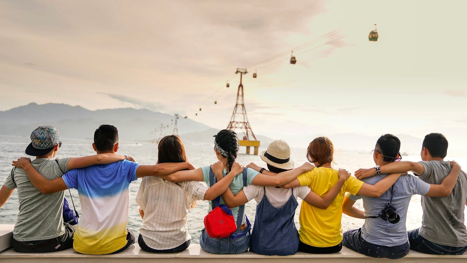 Des amis assis côte à côte devant un panorama