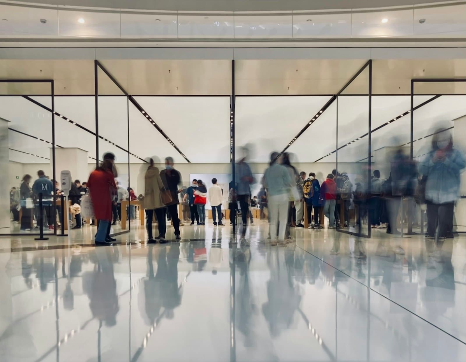 Hall d'aéroport avec des voyageurs